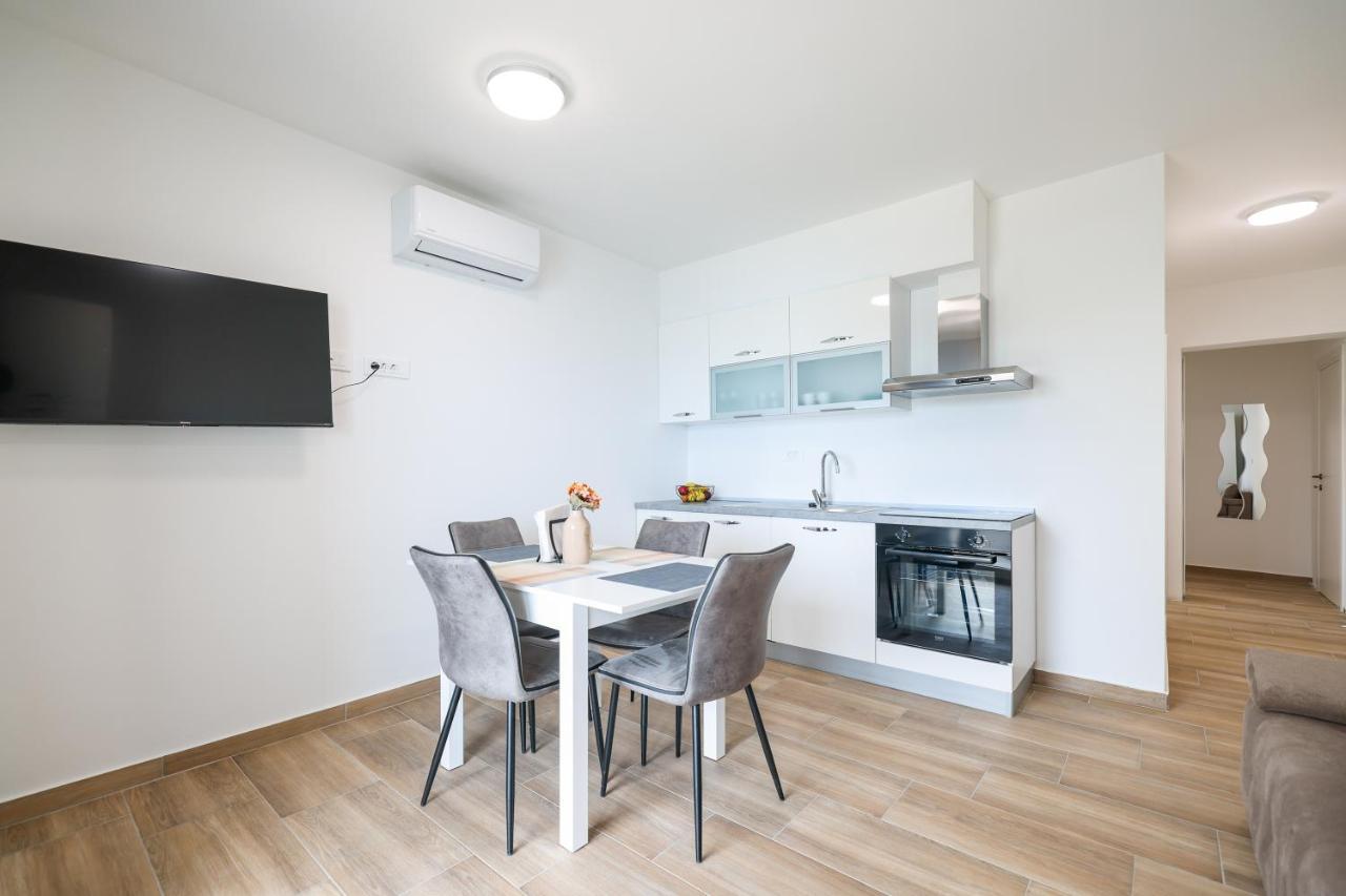 Beachfront Apartments Tic With Seaview Miletici Екстер'єр фото