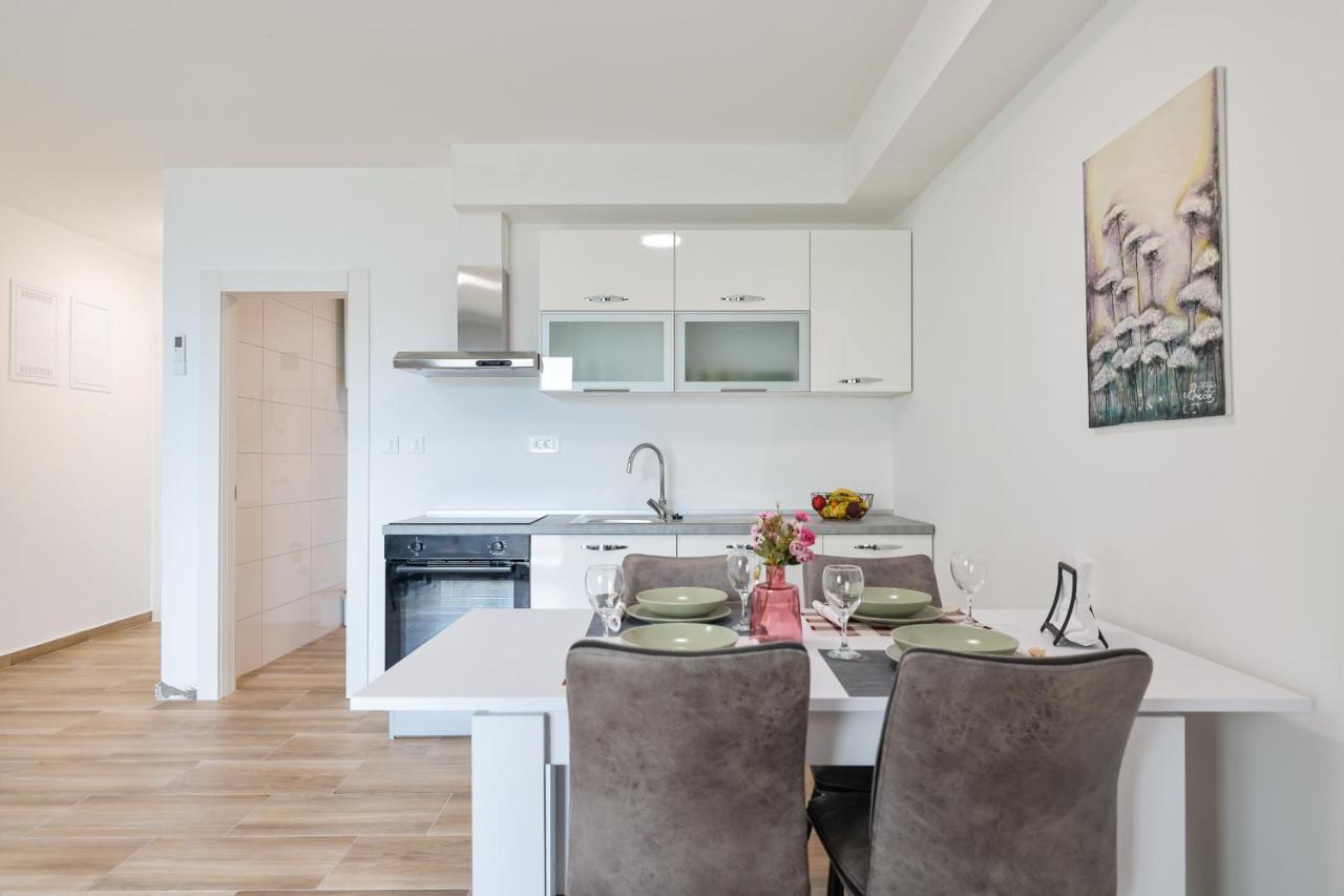 Beachfront Apartments Tic With Seaview Miletici Екстер'єр фото