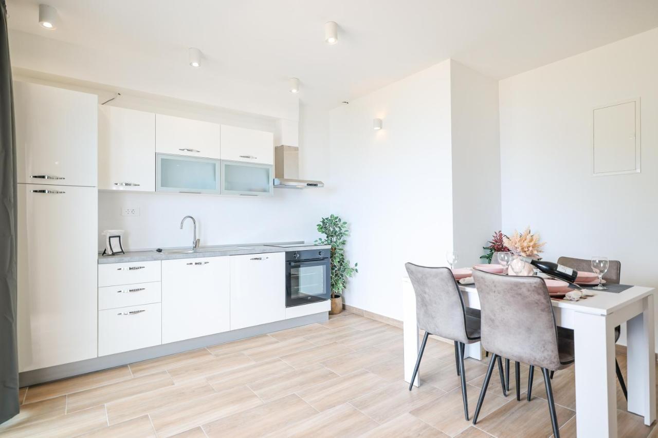 Beachfront Apartments Tic With Seaview Miletici Екстер'єр фото