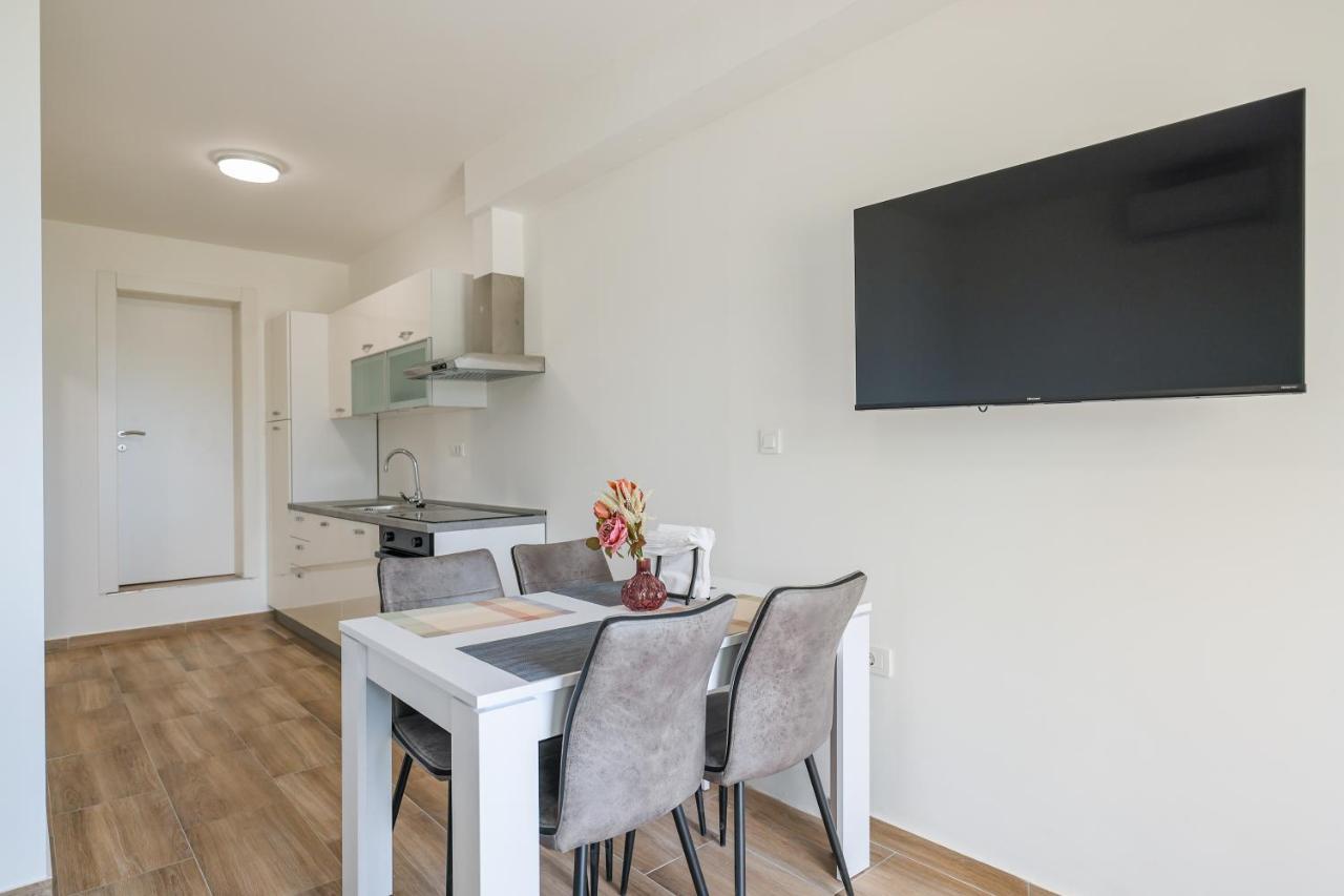 Beachfront Apartments Tic With Seaview Miletici Екстер'єр фото